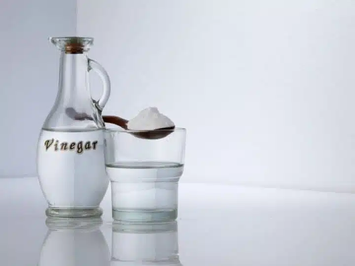 Mixing Vinegar And Baking Soda For Cleaning Organizing.TV