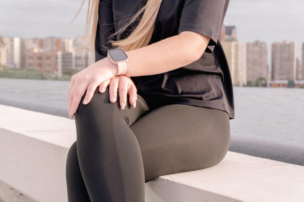 Woman in black activewear leggings showing how fabric thickness and fit determine how leggings conform to the body